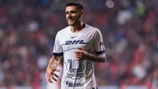 Toto Salvio en un partido de Pumas