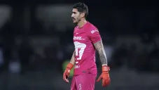 El arquero durante un partido con los universitarios