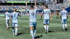 Alan Pulido celebrando su gol con el Sporting