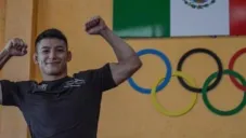 Adrián García, alumno de la UNAM que pide dinero en las calles para lograr su sueño olímpico