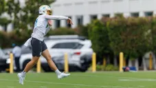 Justin Herbert entrenando con los Chargers