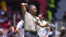 Ignacio Ambriz dirigiendo al Toluca