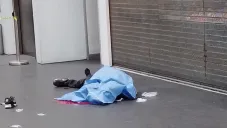 Hombre cae de tercer piso en Reforma 222 y pierde la vida