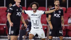 Chino Huerta en celebración de gol