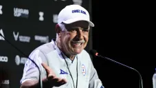 Tuca Ferretti sonríe y sorprende hablando inglés en conferencia de prensa