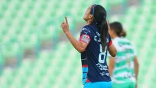 Caro Jaramillo celebrando hacia el cielo