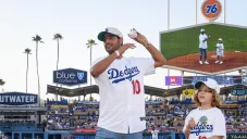 Carlos Vela lanzando en el Dodger Stadium