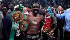 Terence Crawford con los cinturones