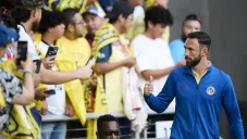Layún conviviendo con los aficionados