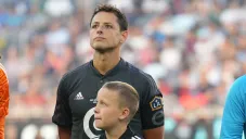 Chicharito presume su nuevo look