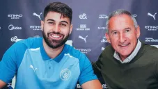 Josko en la firma de su contrato