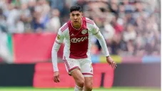 El volante mexicano ya viajó a Inglaterra para firmar su contrato con su nuevo equipo