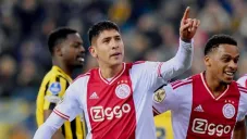 Edson Álvarez jugando con el Ajax