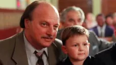 Majors como “Theo Sipowicz”, en la serie NYPD Blue.