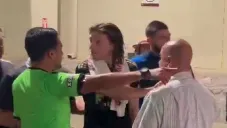 Ilie Sánchez reclamándole al árbitro