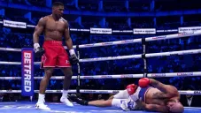 Anthony Joshua vence por KO a Robert Helenius con tremendo derechazo