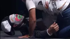 Brincos Dieras siendo tacleado por fans