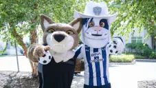 Tempo The Coyote. junto a Monty, mascota de Rayados