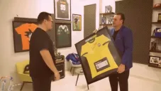 Franco Escamilla le regala jersey de Pelé a Faitelson