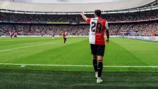 Santiago Giménez está en el radar del West Ham, según reportes en Países Bajos