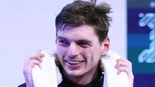 Verstappen secándose el pelo