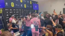 ¡Bañan a Gerardo Martino! Jugadores irrumpen la conferencia del 'Tata' para celebrar con él