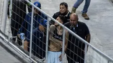 El defensor siendo escoltado al salir de la cancha del Estadio Azteca