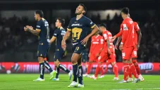 Toto Salvio en lamento por fallar gol con Pumas