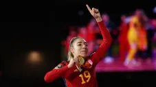 Olga Carmona con medalla de campeona