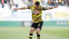 Orbelín Pineda jugando con el AEK Atenas