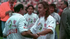 Aguinaga celebrando el campeonato con Lapuente