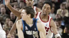 Eduardo Nájera ante Scottie Pippen