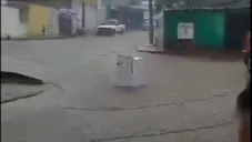 Lavadora siendo arrastrada por la lluvia