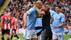 Halaan en celebración de gol con un excampeón mundial de boxeo