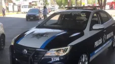 Policía municipal es sorprendida 'robando' un cartón de cervezas en Naucalpan, Estado de México