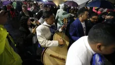 Con mariachi y sin importar la lluvia, simpatizantes de Claudia Sheinbaum celebran su victoria en el WTC