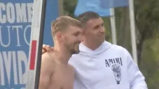 'Dibu' Martínez firmó autrógrado en la espalda de un aficionado