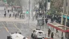 Así los momentos del enfrentamiento entre los protestantes y policías