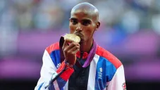 Mordiendo su medalla de oro