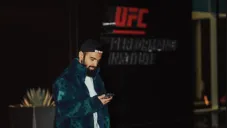 Khusein fuera de las oficinas de la UFC