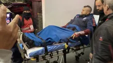 Vidal abandonando el estadio en camilla