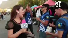 Aficionado de Tigres juega broma y le baja los pantalones a su amigo frente a reportera de Monterrey en programa en vivo