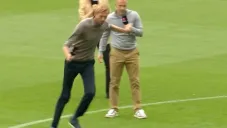 Momento en el que Crouch se prepara para tirar al arco