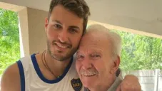 Santiago Giménez se despide de su abuelo con emotivo mensaje en redes sociales