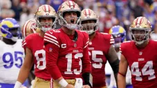 Jugadores de los 49ers festejan una anotación