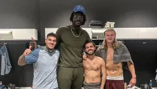 El basquetbolista y jugadores del Manchester City