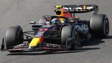 Checo Pérez abandonó el Gran Premio de Japón tras sufrir dos incidentes