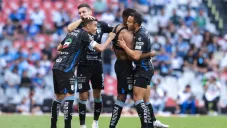 Gallos celebra la victoria en el Estadio Azteca