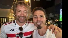 Aficionado le roba el celular a Diego Lugano durante festejos del Sao Paulo