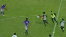 Perrito se mete a la cancha en Liga de Expansión, se 'come' a Messi y se burla a todos